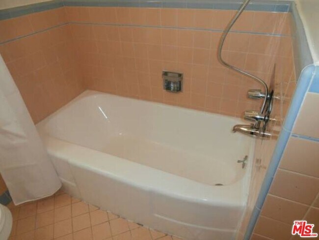 Foto del edificio - 1025 N San Vicente Blvd