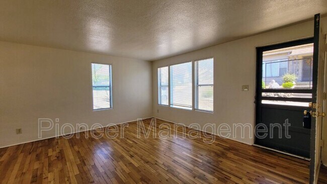 Foto del edificio - 620 NE Polk St