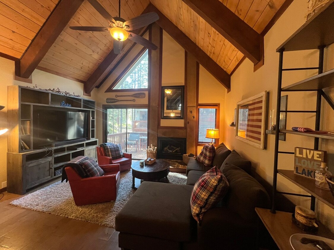 Foto principal - Nicely Remodeled Fully Furnished Condo