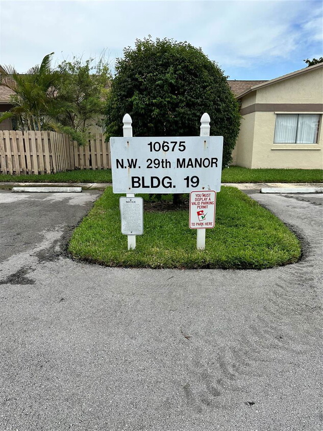 Foto principal - 10675 NW 29th Manor