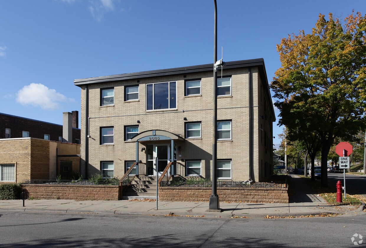 Building Photo - 2025 Emerson Ave N