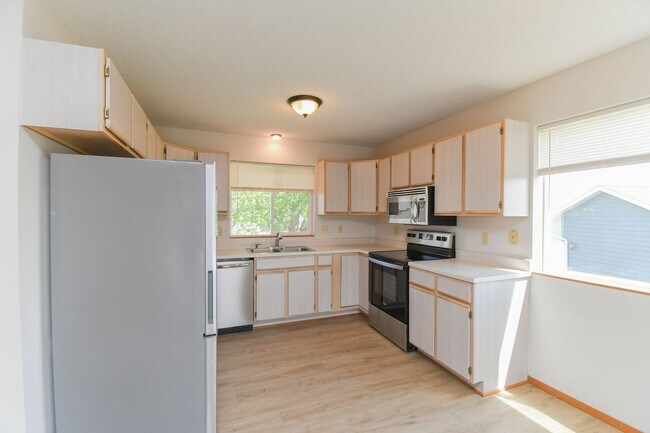 Foto del edificio - Updated 3BR Split-Level Home with Huge Deck, Fenced Yard & 2-Car Garage Near I-29!