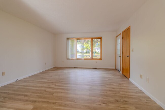 Foto del edificio - Bright, Beautiful, and Effortlessly Move-In Ready