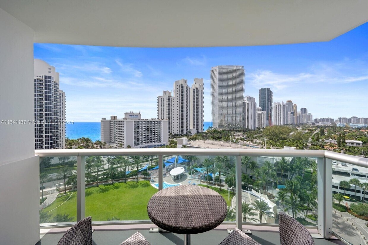 Foto principal - 19370 Collins Ave