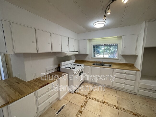 Building Photo - 9390 Lott Rd