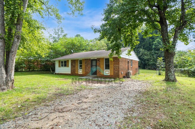 Building Photo - Charming, Move-In Ready Home in the Heart ...