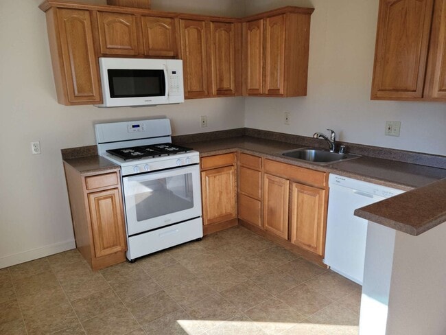 Building Photo - Nice 2 Bedroom Duplex!!!