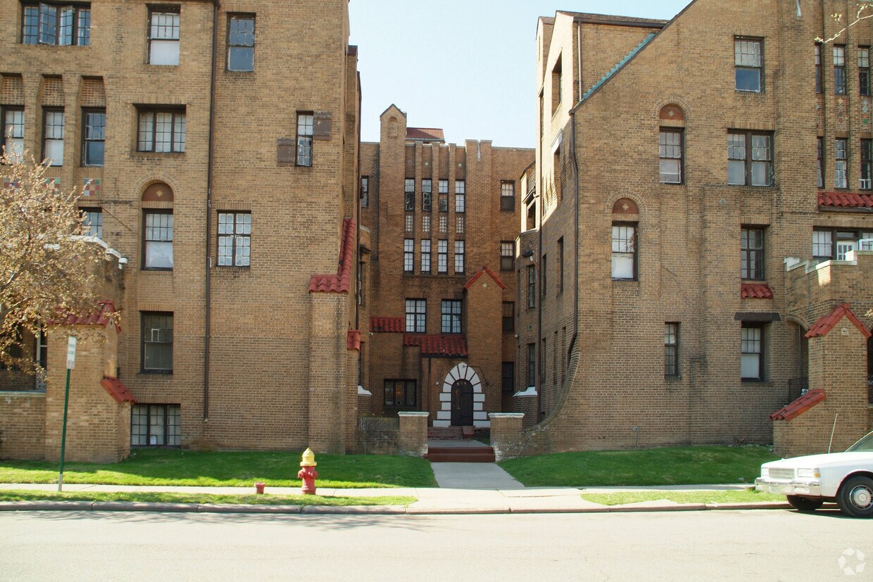 Palmer Park Square Apartments in Detroit, MI