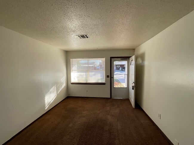 Foto del edificio - 3 Bed, 1 Bath, 2 Car Garage