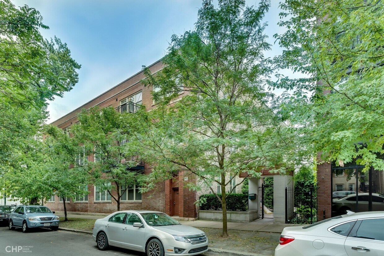 Primary Photo - 2315 W Huron St