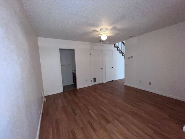 Foto del edificio - Freshly painted Pocket home close to schools and shopping.