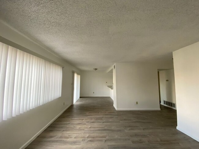 Foto del edificio - Completely Remodeled Colton Condo in Gated...