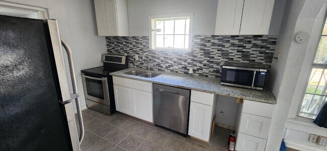 Foto del edificio - 971 Chalmers Ave