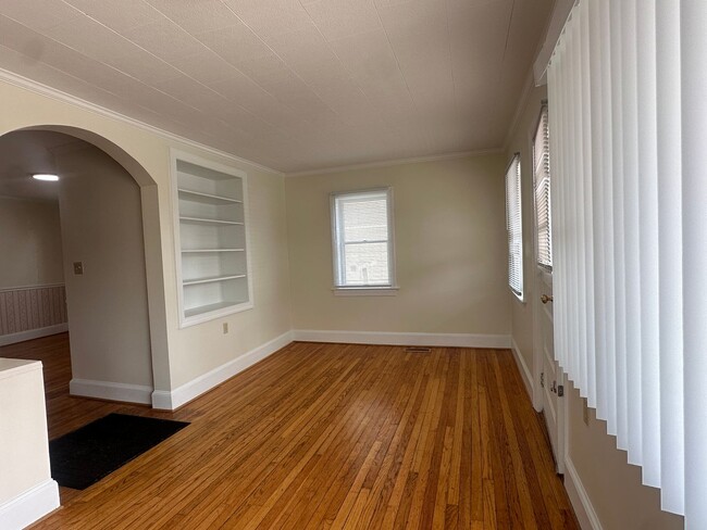 Building Photo - 18 W Whitlock Ave