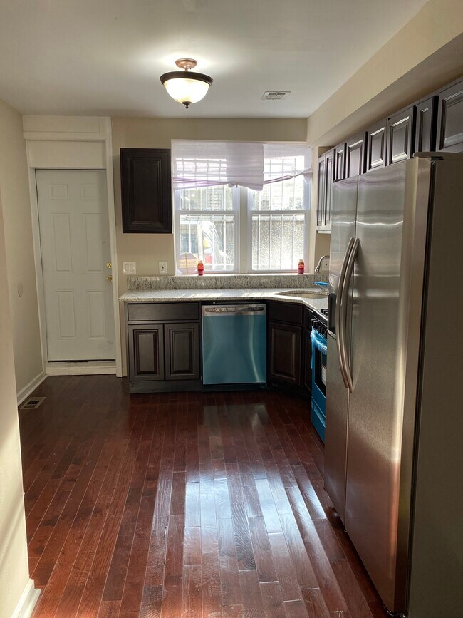 Kitchen w/ brand new appliances - 418 N Bradford St