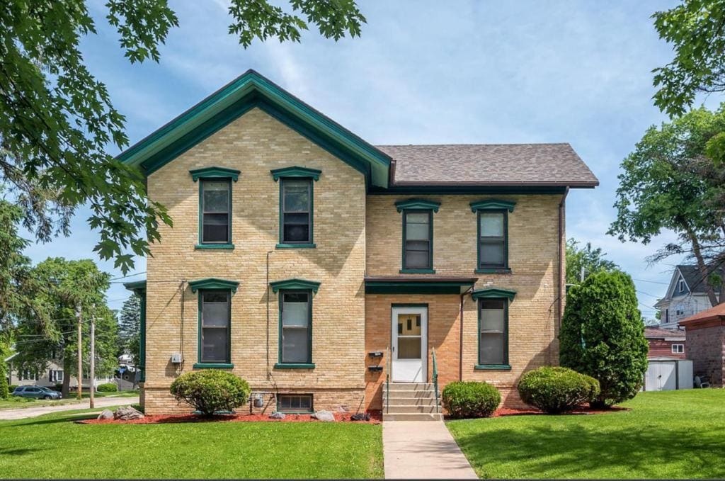 907 Clyman St House Rental in Watertown, WI