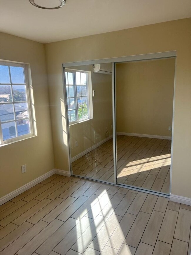 Building Photo - 3856 Normandie Ave