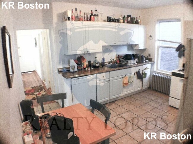 Building Photo - 165 Kelton St