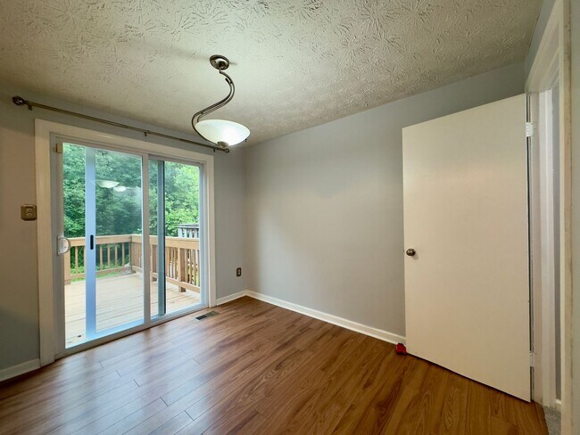 Foto del edificio - A Spacious 3-Bedroom / 2-Bathroom Apartmen...