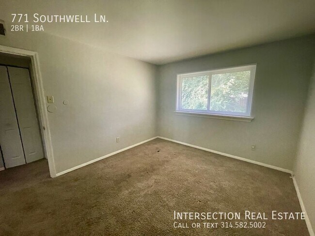 Foto del edificio - Florissant Duplex Apartment Close to Every...