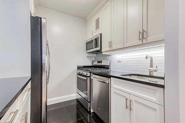 Building Photo - 152 W 66th St