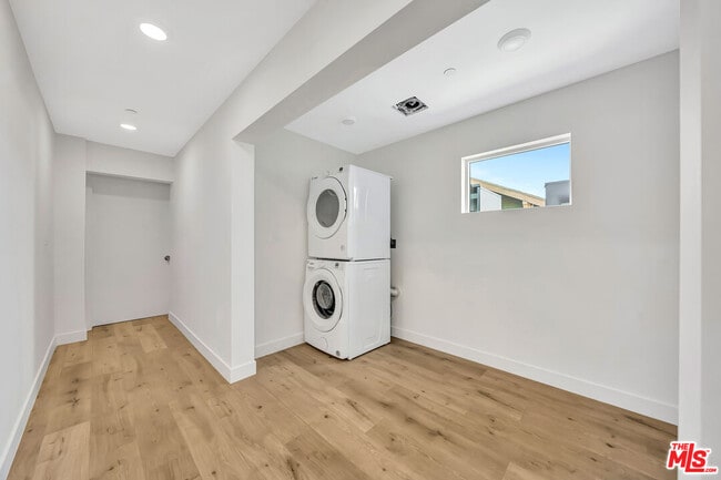Foto del edificio - 1584 W 37th St