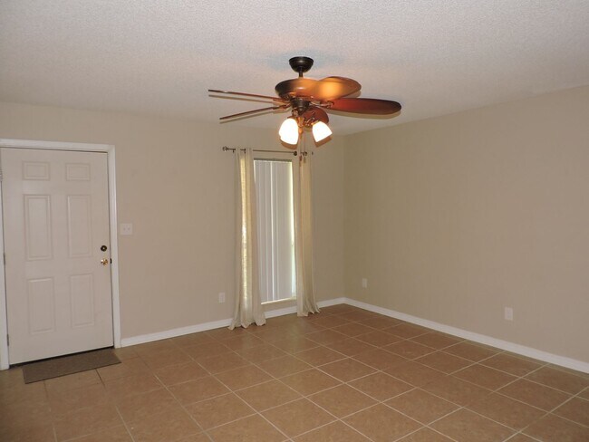 Building Photo - Convenient to Navy Federal complex & inter...