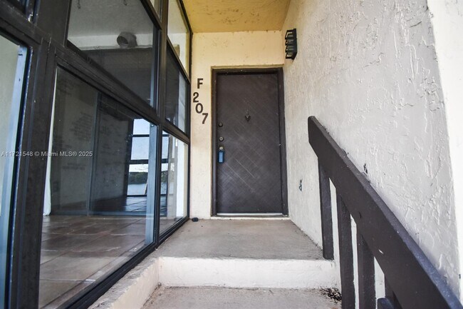 Foto del edificio - 770 NE 199th St
