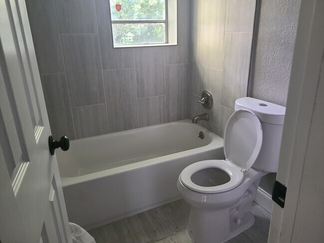 Foto del edificio - 5444 Potomac Ave