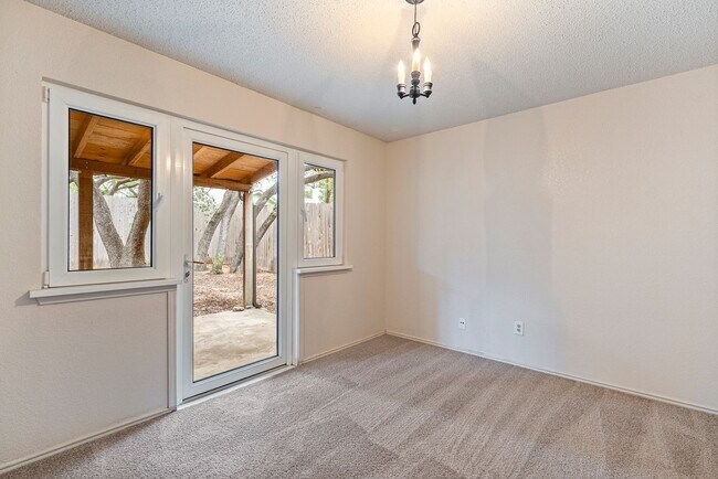 Foto del edificio - Lovely 3 Bedroom, 2 Bathroom in North Cent...