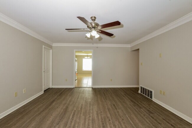 Building Photo - 7165 Redfern Dr