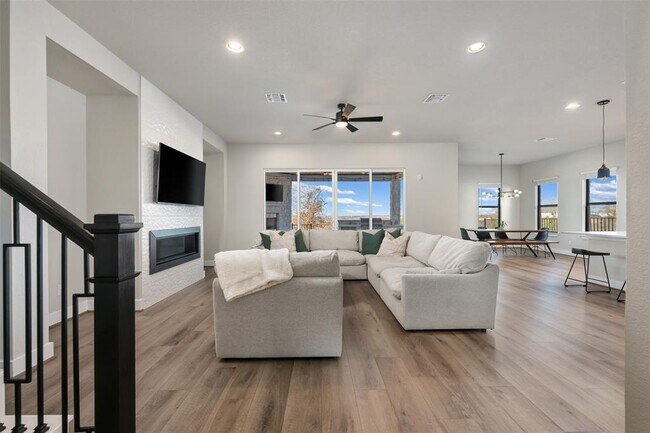 Building Photo - 204 Roseleaf Ct