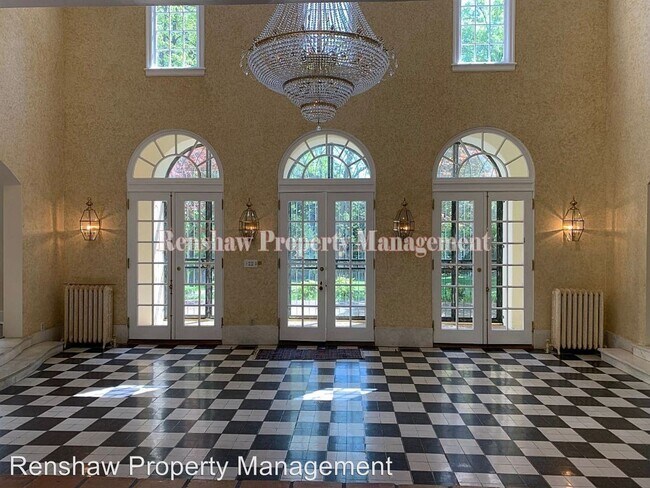 Building Photo - 5 br, 6.5 bath House - 539 E. Parkway S.