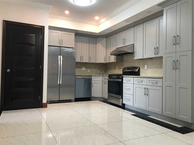 Foto del edificio - 64-38 Cloverdale Blvd