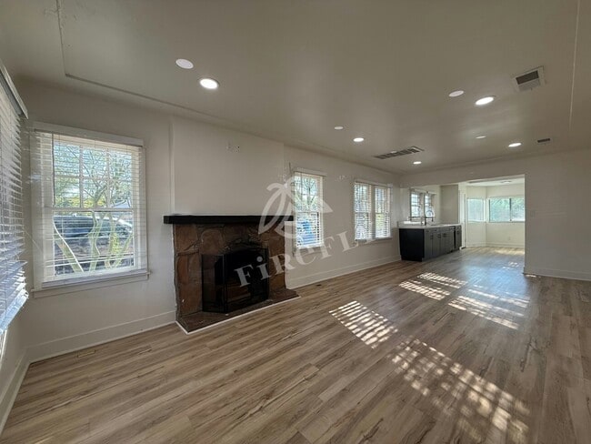 Photo - 1695 E Indianola Ave House