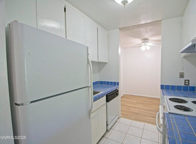 Building Photo - 2599 Lakeside Dr