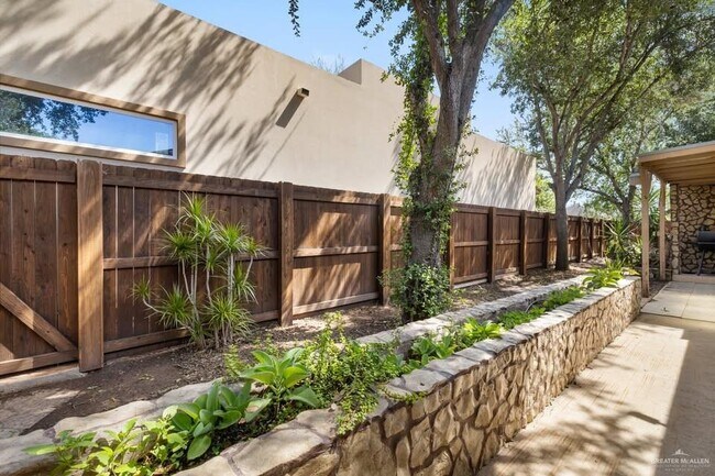 Building Photo - 2306 Flores Dr