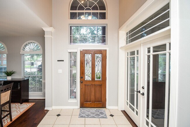 Foto del edificio - 2114 Thistlerock Ln