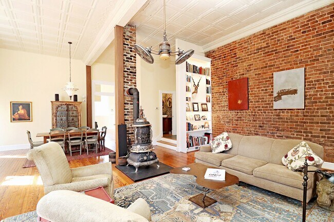Foto del edificio - Beautifully Restored Ivy Residence, Fully Furnished with Utilities Included