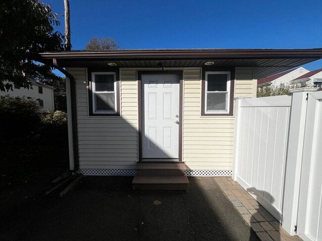 Building Photo - Inviting 2-Bedroom 2nd Floor Apartment in ...