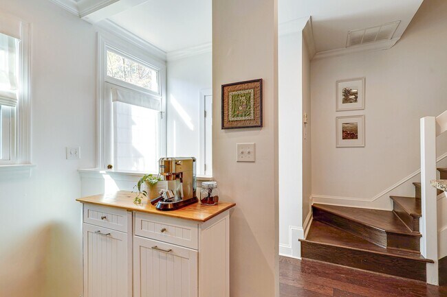 Entrada y tocador (puerta a la izquierda de la entrada) - 2664 Dilworth Heights Ln