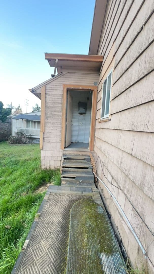 Building Photo - 2 Bedroom Home with Detached Garage & Backyard