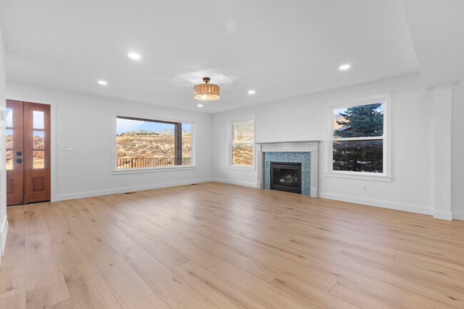 Foto del edificio - Spacious 5-Bedroom Home in Sandy, UT – Gre...