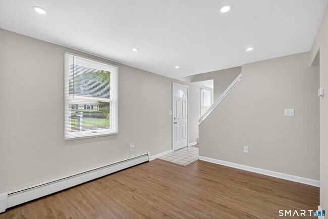 Foto del edificio - 221 Meadows End Rd