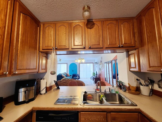 Building Photo - 3bed, 2.5bath Townhouse Near Medical Center and WVU Farm - Available 05/20/2026