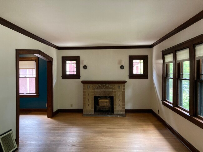 Building Photo - 721 E 63rd Terrace