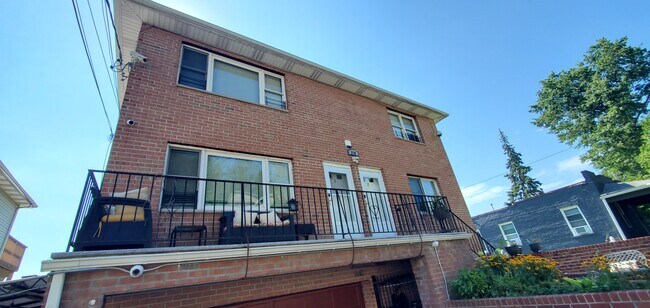 Foto del edificio - 270 Edwards Pl