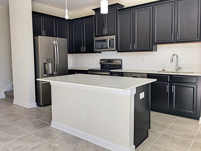 Building Photo - Spacious 3-Bedroom Townhouse Retreat in Kissimmee – Modern Comfort!