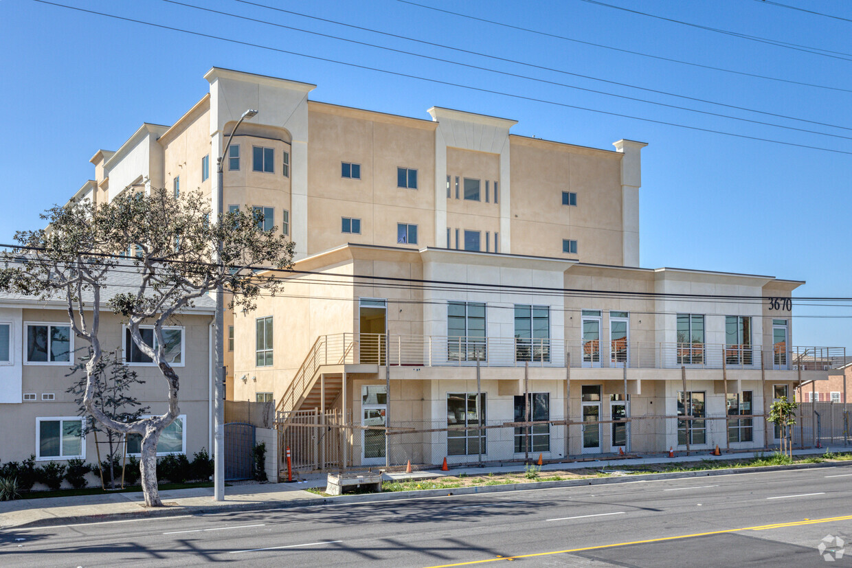 Building Photo - 3674 W Imperial Hwy