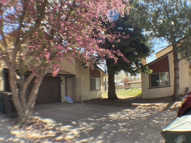 Building Photo - Super End unit Townhouse!!